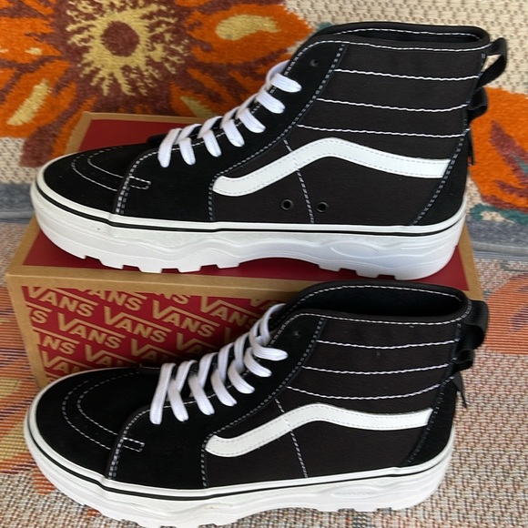 Vans Men’s Sentry Sk8-Hi
Black/White
VN0A5KY5BA2
Sneakers - Picture 8 of 16